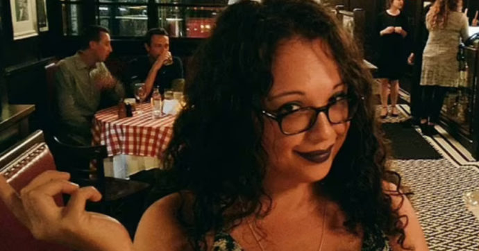 Insegnante viene riammessa a scuola dopo “aver leccato un capezzolo a un uomo durante una lezione su zoom”: le proteste dei genitori Insegnante viene riammessa a scuola dopo “aver leccato un capezzolo a un uomo durante una lezione su zoom”: le proteste dei genitori