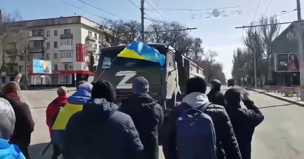 Guerra Russia-Ucraina, folla in strada a Kherson contro le truppe di Mosca: il convoglio militare fa retromarcia