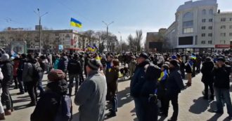 Guerra Russia-Ucraina, a Kherson proteste contro l’occupazione di Mosca: cittadini cantano l’inno nazionale