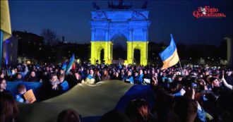 Copertina di Milano, in migliaia alla manifestazione contro la guerra: l’Arco della pace si tinge di giallo e blu. Sala: “Accoglieremo chi fugge, è nel nostro Dna”