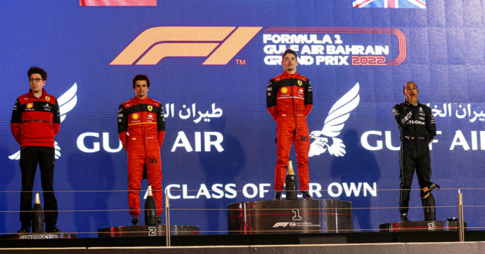 Formula 1, in Bahrain è doppietta Ferrari: Leclerc vince davanti a Sainz. Disastro Red Bull. Terzo Hamilton