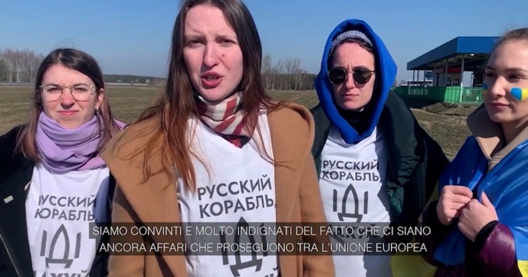Polonia, manifestazione di sostegno all’Ucraina al confine con la Bielorussia: “Basta affari con Mosca, usa soldi per  lanciare razzi sulle case”
