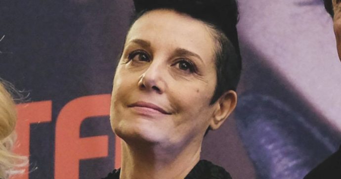 “Mi fanno male i capelli”: Monica crede di essere la Vitti