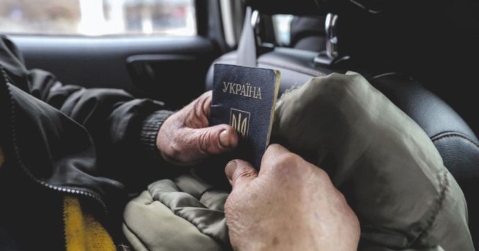 Copertina di “Ormai fuggire da Kiev costa fino a 15 mila euro”