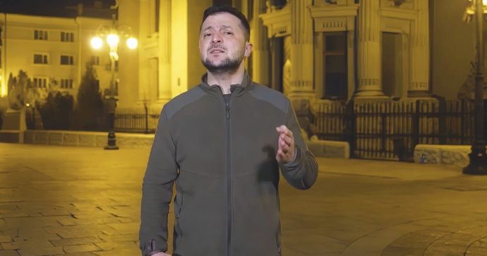 Zelensky chiede a Putin un incontro, ma Mosca frena: “C’è la regia Usa”