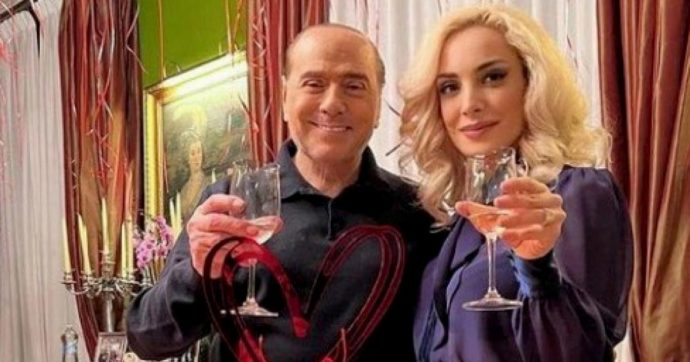 Silvio atterra su Marta per finta sulle note di “Oj vita, oj vita mia”