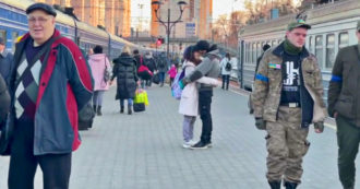 Copertina di Guerra Russia-Ucraina, a Odessa le bombe dell’esercito di Mosca: la partenza di donne e bambini dalla stazione dei treni – Video