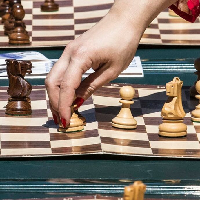 Non accetta la sconfitta, va su tutte le furie e colpisce alle spalle una videomaker: campione di scacchi 17enne bandito dai Campionati