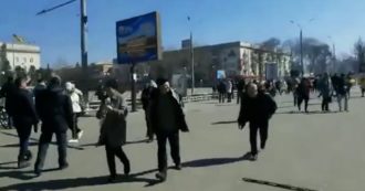 Guerra Russia-Ucraina, militari di Mosca sparano per disperdere una manifestazione pacifica in piazza a Kherson