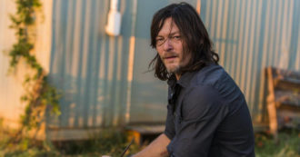 Copertina di Norman Reedus ha avuto un incidente sul set di The Walking Dead: “Commozione cerebrale, ecco come sta”