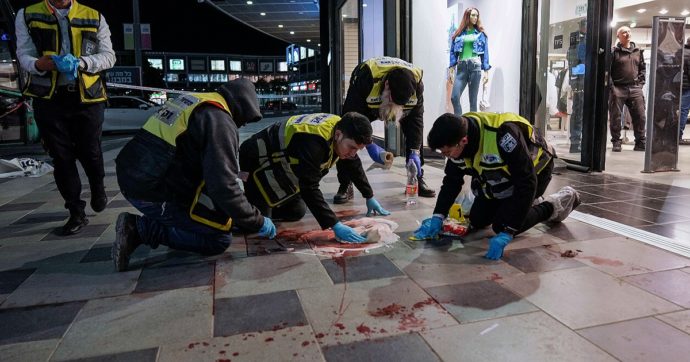 Israele, terrorista in azione in un centro commerciale: 4 morti e diversi feriti. Attentatore ucciso da un autista