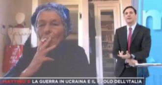 Copertina di Emma Bonino fuma in diretta e Vecchi le chiede di smettere. Lei: “Perché? Sono a casa mia”