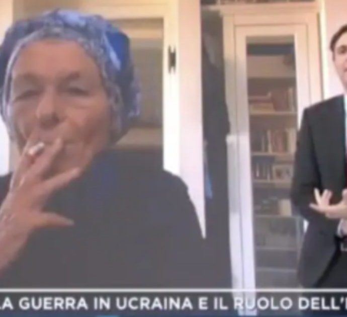 Emma Bonino fuma in diretta e Vecchi le chiede di smettere. Lei: “Perché? Sono a casa mia”