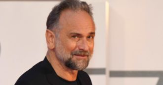 Copertina di Massimo Popolizio a processo: “Ha sferrato un pugno in faccia a un uomo che aveva la mascherina abbassata per soffiare il naso”