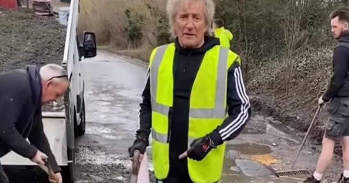 Rod Stewart ripara le buche della strada che porta a casa sua: “La mia Ferrari non può assolutamente passare di qui”. Le autorità lo rimproverano