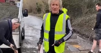 Copertina di Rod Stewart ripara le buche della strada che porta a casa sua: “La mia Ferrari non può assolutamente passare di qui”. Le autorità lo rimproverano