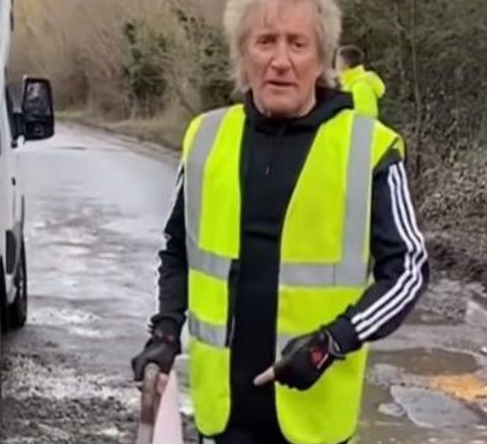 Rod Stewart ripara le buche della strada che porta a casa sua: “La mia Ferrari non può assolutamente passare di qui”. Le autorità lo rimproverano