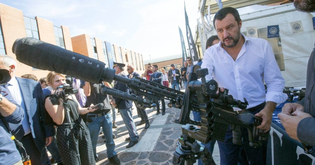 Salvini: “Quando sento parlare di armi non sono mai felice”. Il suo passato lo smentisce: nel 2019 la legge pro armatori, nel 2018 il contatto con la lobby