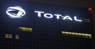 Copertina di Total si “auto sanziona” dopo le critiche di complicità in crimini di guerra: stop al petrolio russo. Timori per la carenza di gasolio