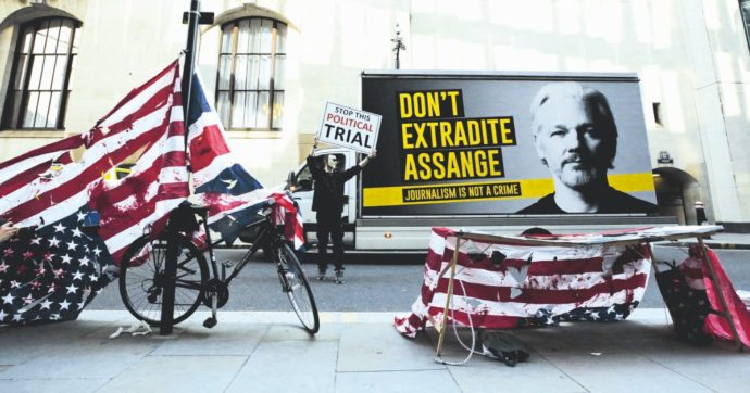 Copertina di Daniel Ellsberg: “È una vergogna che Biden persegua ancora Assange”