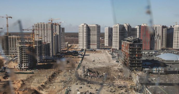 Kiev non dorme più: la città trasformata in un grande cratere