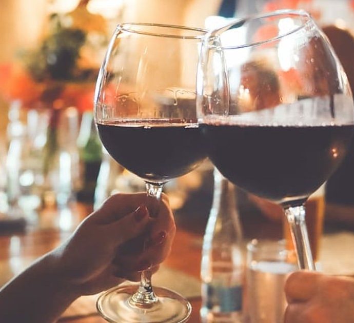 I “falsi miti” sul vino, dagli antiossidanti ai benefici per il cuore: “Fake news promosse dai media e dai social. Ecco quanto alcol si può consumare”. La parola all’esperto