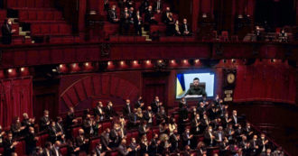 Copertina di Zelensky alle Camere, “più di 350 parlamentari assenti alla seduta: le tribune erano vuote”