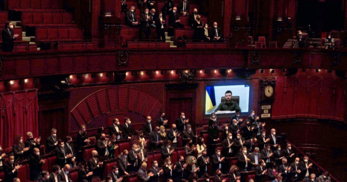 Zelensky alle Camere, “più di 350 parlamentari assenti alla seduta: le tribune erano vuote”