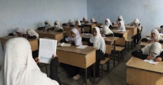 Copertina di Afghanistan, dietrofront dei Talebani: vietano alle ragazze di frequentare scuole medie e superiori. Le alunne tornano a casa in lacrime