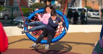 Copertina di Gioco al Centro, il progetto che rende i parchi giochi accessibili ai bimbi con disabilità: ‘Sosteniamo l’inclusione partendo dai piccoli’