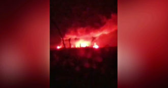 Copertina di Guerra Russia-Ucraina, incendi dopo i bombardamenti a Trostyanets: a fuoco un’azienda – Video