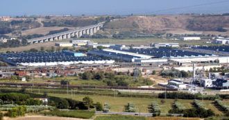 Copertina di Stellantis, via libera alla gigafactory di Termoli (con 400 milioni dello Stato). Nel progetto entra anche Mercedes