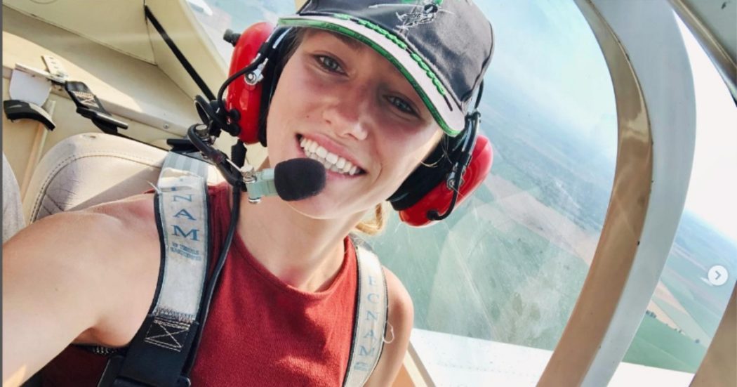 Giulia Schiff è tornata dall’Ucraina, l’ex pilota espulsa dall’Aeronautica alla manifestazione romana a sostegno di Kiev