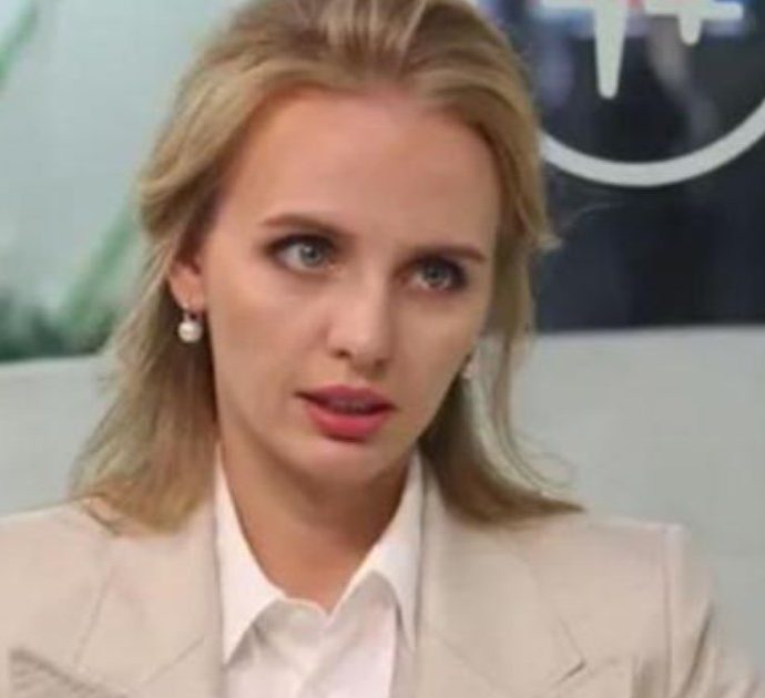 Putin, la figlia Maria Vorontsova organizza un viaggio all’estero col fidanzato ma lui le impedisce di partire: “Vuole scappare dalla Russia”