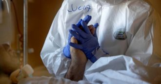 Copertina di Covid, 53.602 nuovi casi e 130 decessi. Tasso di positività al 13,9%. Calano i ricoveri in intensiva e reparti