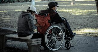 Copertina di Caregiver: un esercito di volontarie (non per scelta)