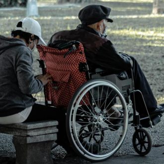 Copertina di Caregiver: un esercito di volontarie (non per scelta)