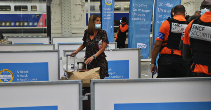 Covid, aumento di casi in Europa. La Francia pensa a reintrodurre le mascherine al chiuso. Ministro tedesco: “Serve obbligo vaccinale”