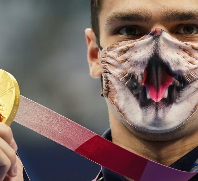 Evgeny Rylov, il campione russo di nuoto sfila al comizio di Putin con la “Z” sulla divisa: la Federazione Internazionale apre un’indagine