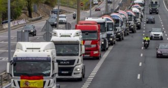 Copertina di Spagna, le “marce lente” dei camionisti contro il caro-carburante: blocchi stradali da 11 giorni nei luoghi nevralgici delle grandi città