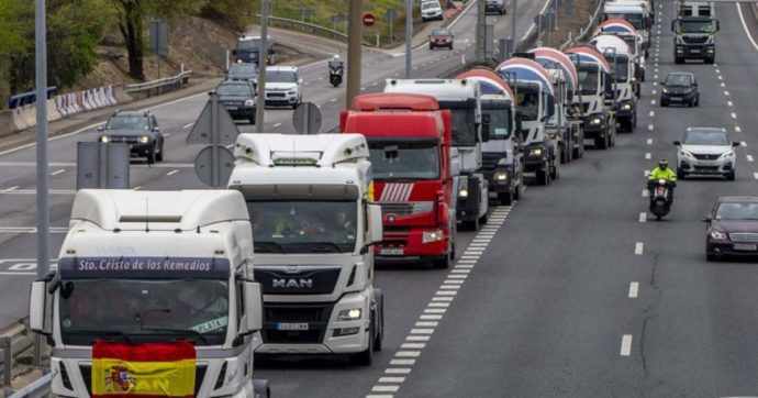 Spagna, le “marce lente” dei camionisti contro il caro-carburante: blocchi stradali da 11 giorni nei luoghi nevralgici delle grandi città