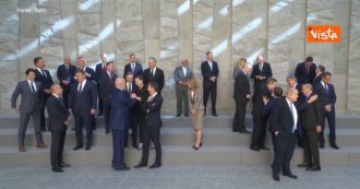 Copertina di Vertice Nato, Boris Johnson “isolato” mentre gli altri leader parlano fra loro: il video fa il giro del web