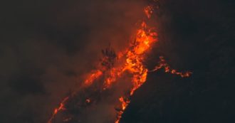 Copertina di Incendio minaccia il paese di Longarone, il sindaco: “Situazione preoccupante. I canadair non riescono a pescare acqua”