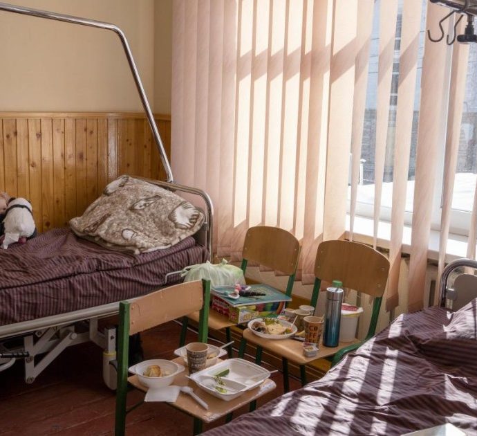 Guerra in Ucraina, soldato ferito in battaglia riprende conoscenza e chiede alla fidanzata di sposarlo subito: le nozze in ospedale