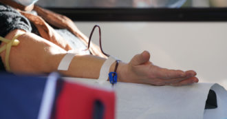 Copertina di “Trovate per la prima volta microplastiche nel sangue umano”: lo studio olandese solleva un caso. “Presenti nell’80% dei donatori testati”