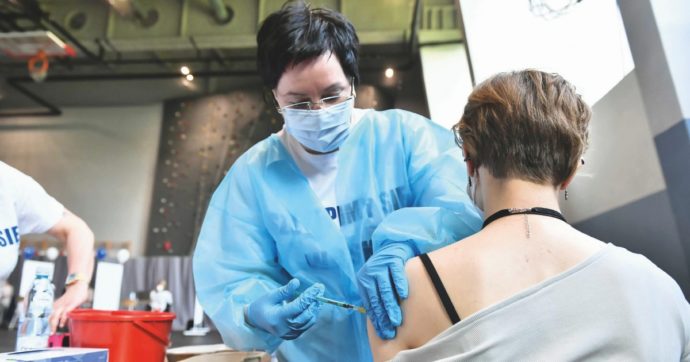 L’odissea dei tri-vaccinati all’estero: 5 milioni di fantasmi senza Green pass