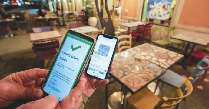 Il decreto Covid non c’è ancora. I medici: le mascherine servono