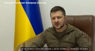 Copertina di Ucraina, Zelensky: “Trovate bombe al fosforo. La Nato può impedire altre morti dandoci le armi di cui abbiamo bisogno”