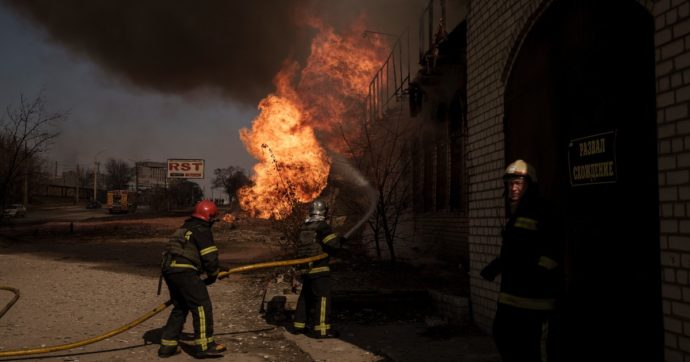 Guerra Russia-Ucraina, la diretta – Colpito comando forze aeree ucraino. Mosca: ‘Controllo del Donbass è l’obiettivo minimo’. Macron: ‘Missione umanitaria per evacuare Mariupol’