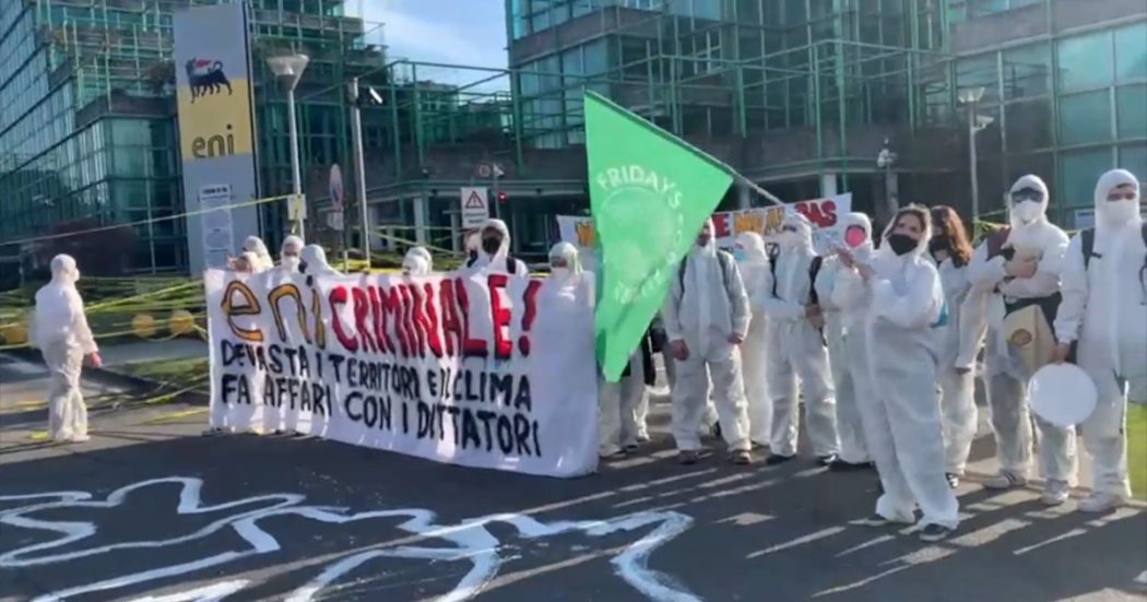 Sciopero per il clima, una finta scena del crimine davanti allo stabilimento Eni: la protesta dei Fridays For Future – Video